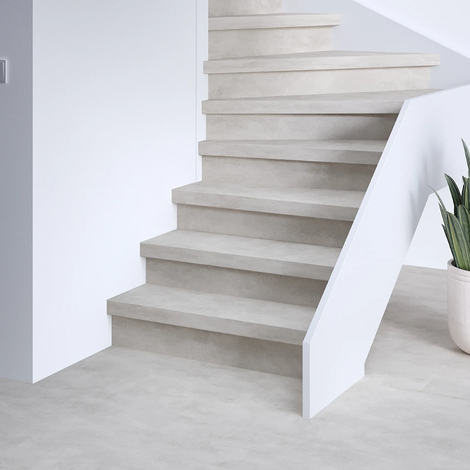 Cire Premium SPC traprenovatie met stootborden in hetzelfde decor, sfeerimpressie