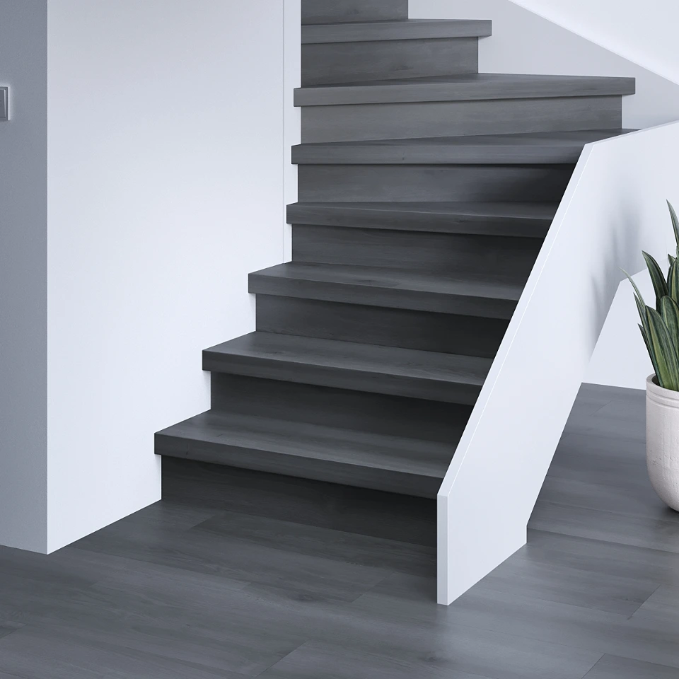 Charcoal Premium SPC traprenovatie met stootborden in hetzelfde decor, sfeerimpressie