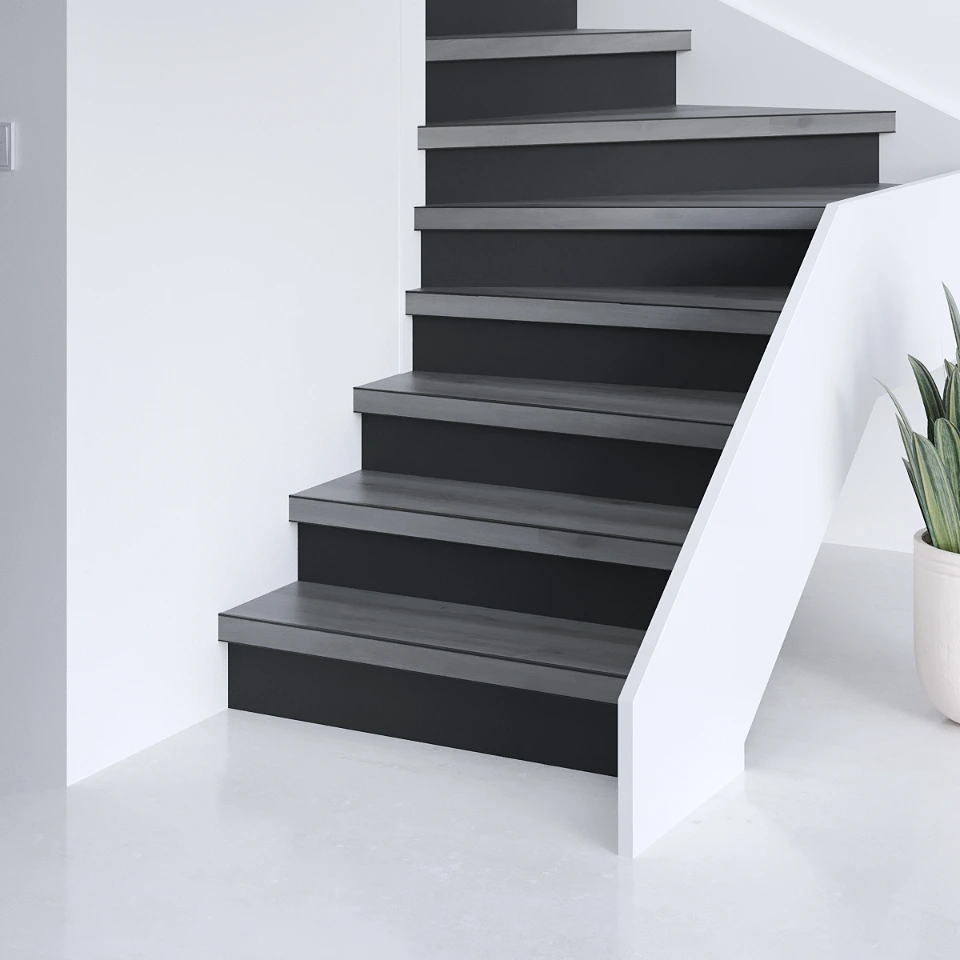Charcoal Easy SPC, zwarte stootborden, sfeerimpressie