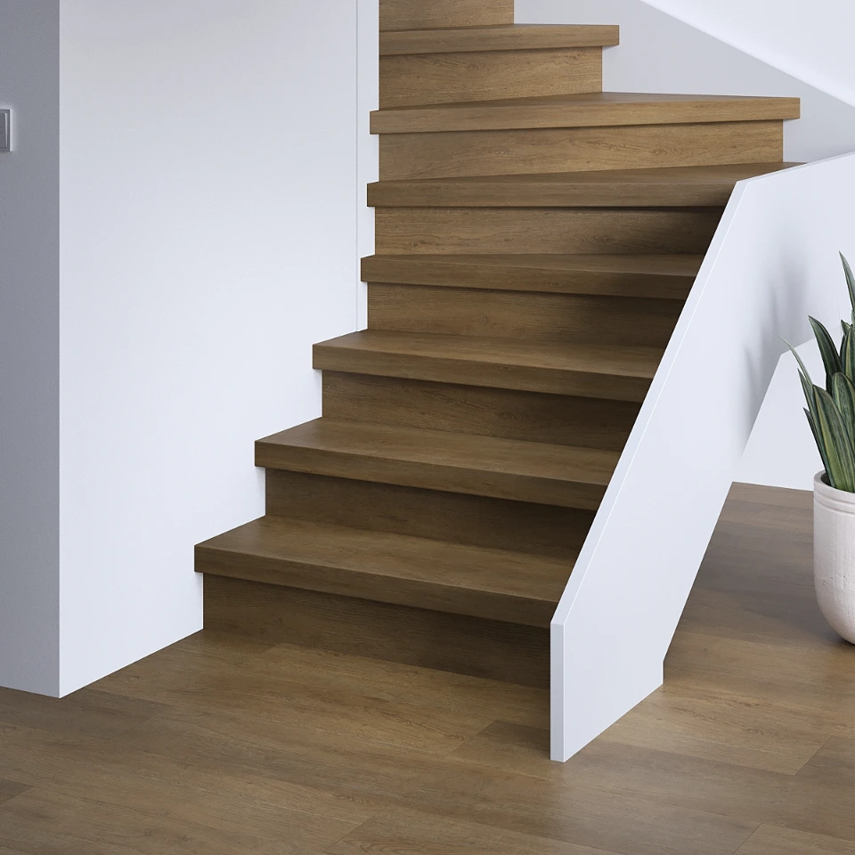 Stormwood Premium SPC traprenovatie met stootborden in hetzelfde decor, sfeerimpressie