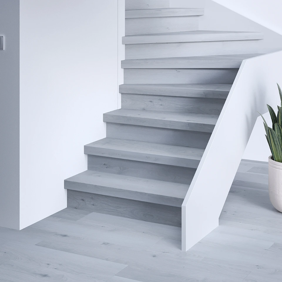 Foggy Premium SPC traprenovatie met stootborden in hetzelfde decor, sfeerimpressie