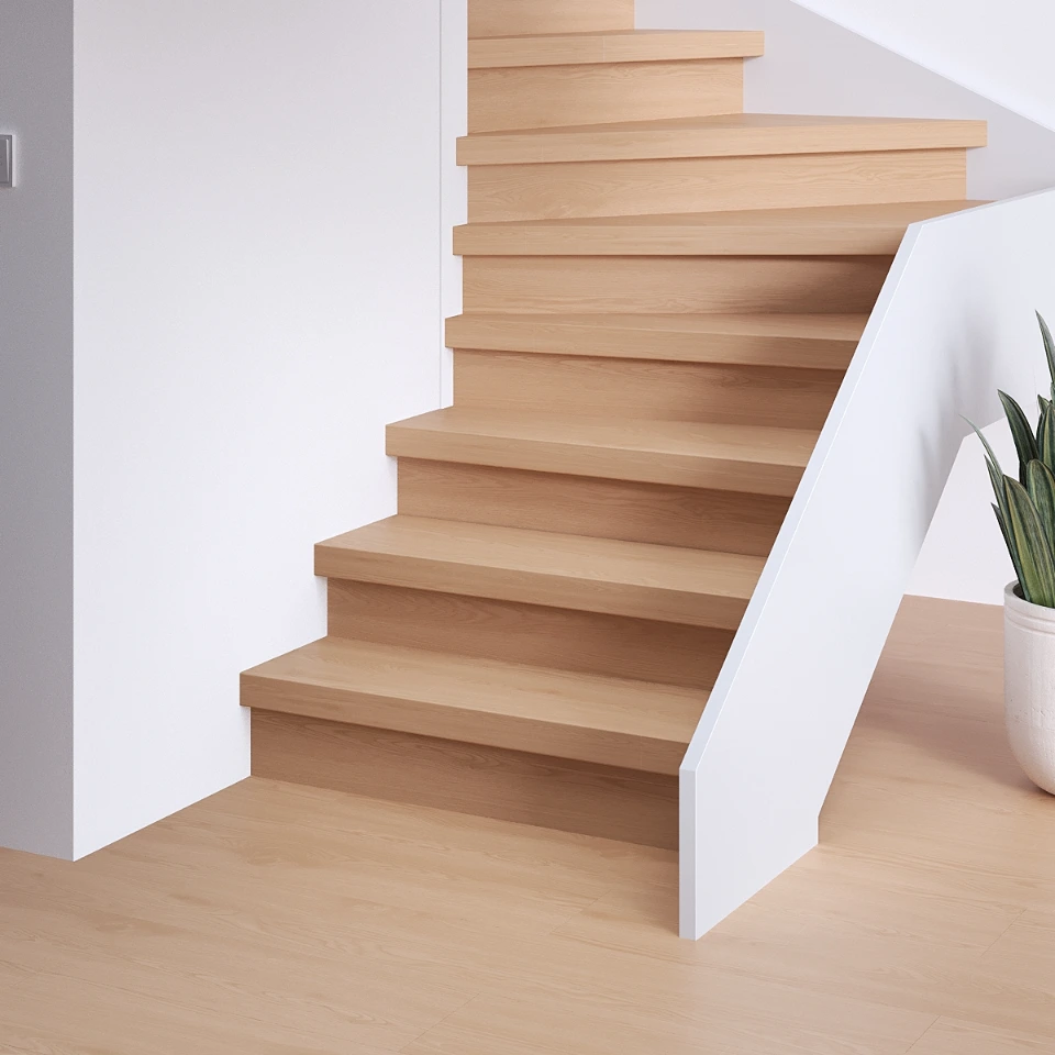 Mistwood Premium SPC traprenovatie met stootborden in hetzelfde decor, sfeerimpressie