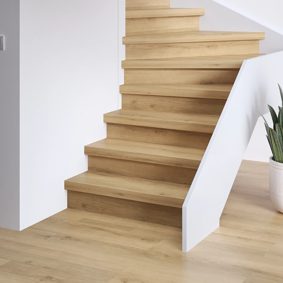 Classic Premium SPC traprenovatie met stootborden in hetzelfde decor, sfeerimpressie