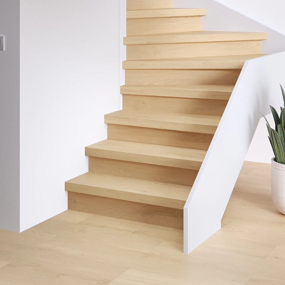 Zen Premium SPC traprenovatie met stootborden in hetzelfde decor, sfeerimpressie