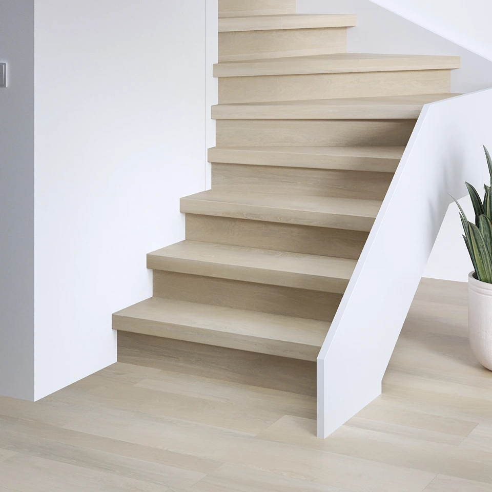 Nordic Premium SPC traprenovatie met stootborden in hetzelfde decor, sfeerimpressie