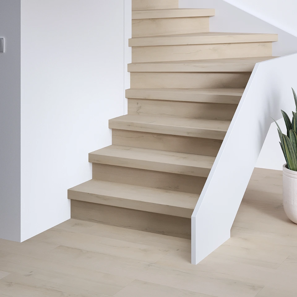 Creamy Premium SPC traprenovatie met stootborden in hetzelfde decor, sfeerimpressie