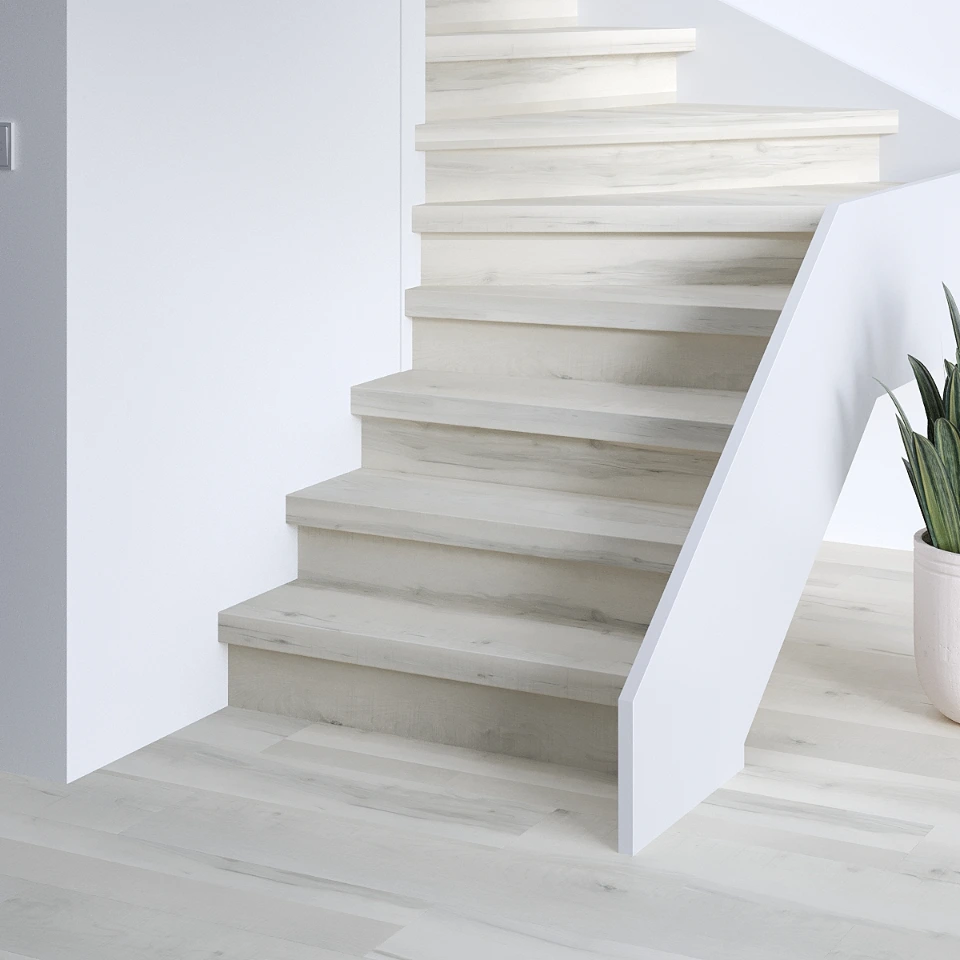 Ashborne Premium SPC traprenovatie met stootborden in hetzelfde decor, sfeerimpressie