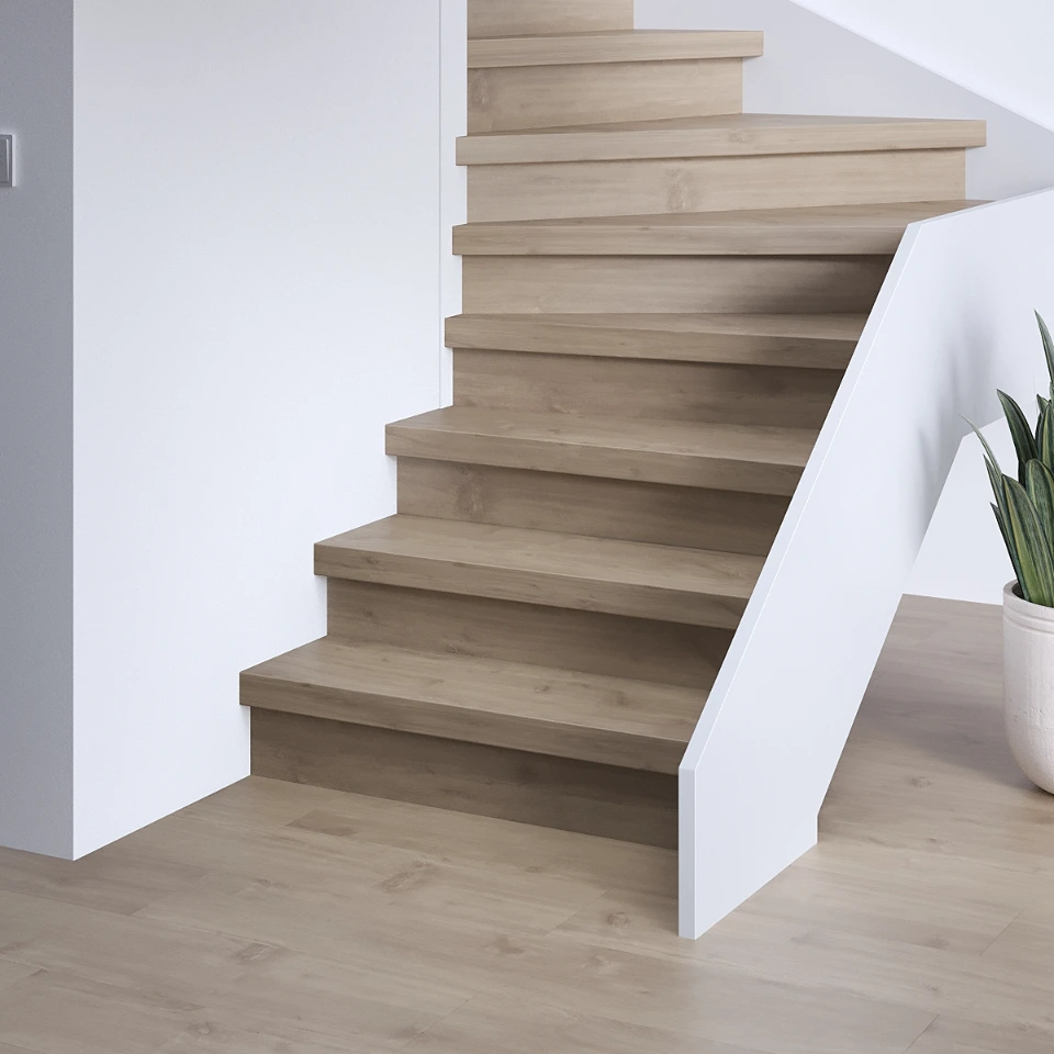 Hazelnut Premium SPC traprenovatie met stootborden in hetzelfde decor, sfeerimpressie