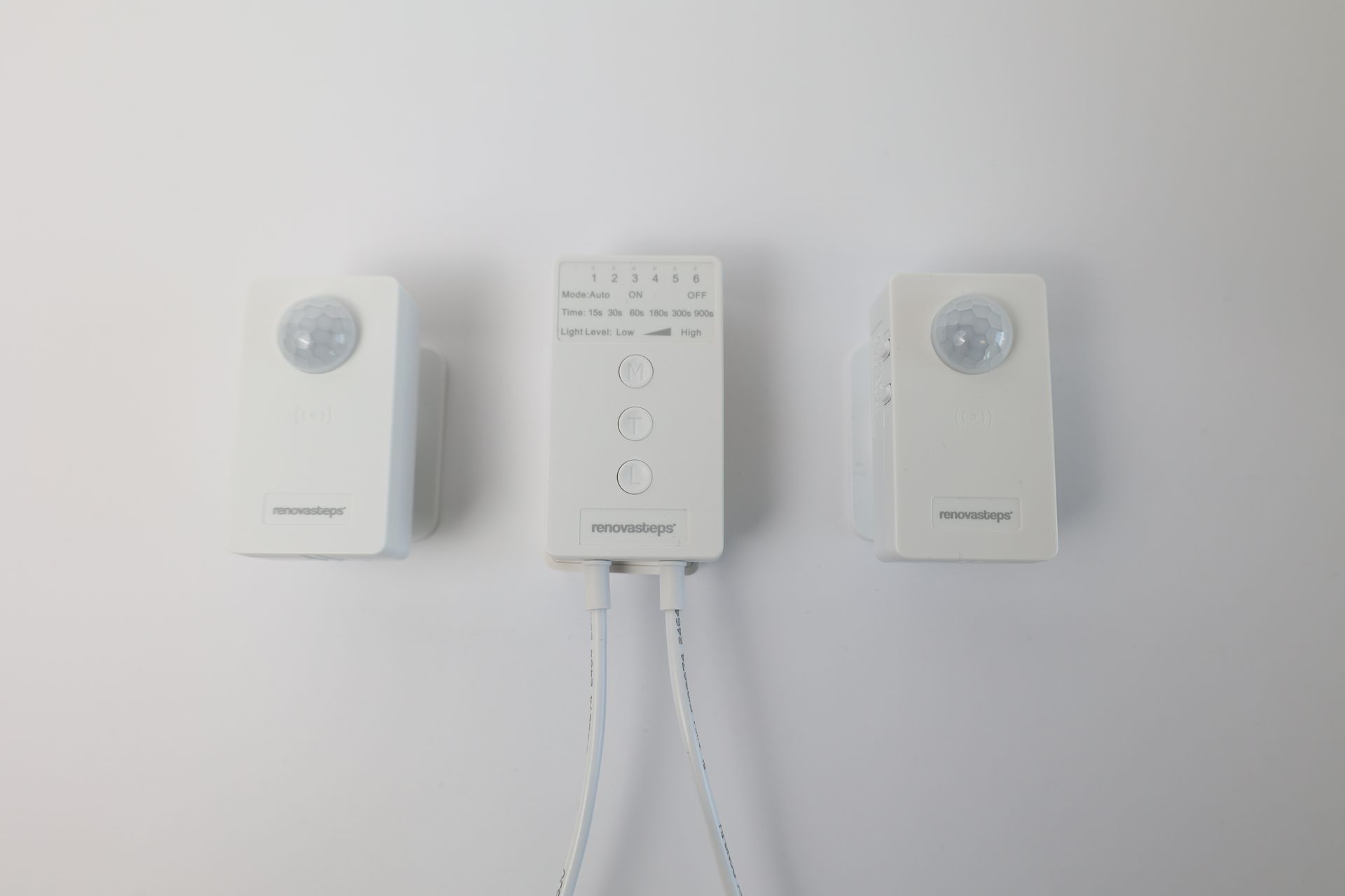 Twee bewegingssensoren en een regelmodule voor automatische trapverlichting