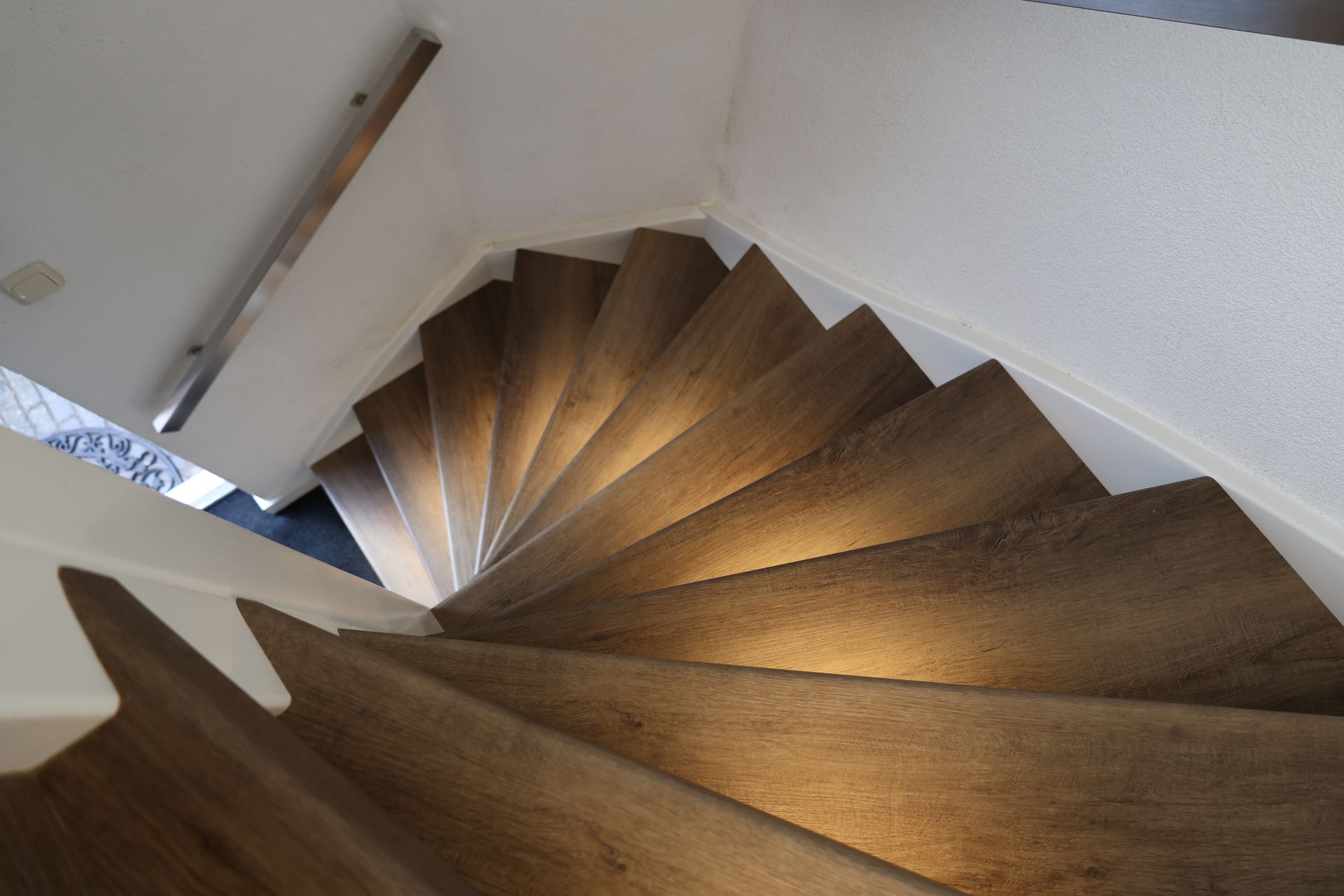 Gerenoveerde houten trap met verlichting, van boven gezien