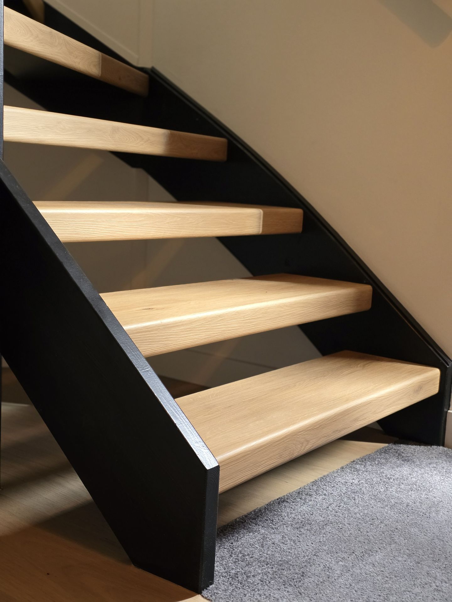 Afgewerkte traprenovatie in houtlook