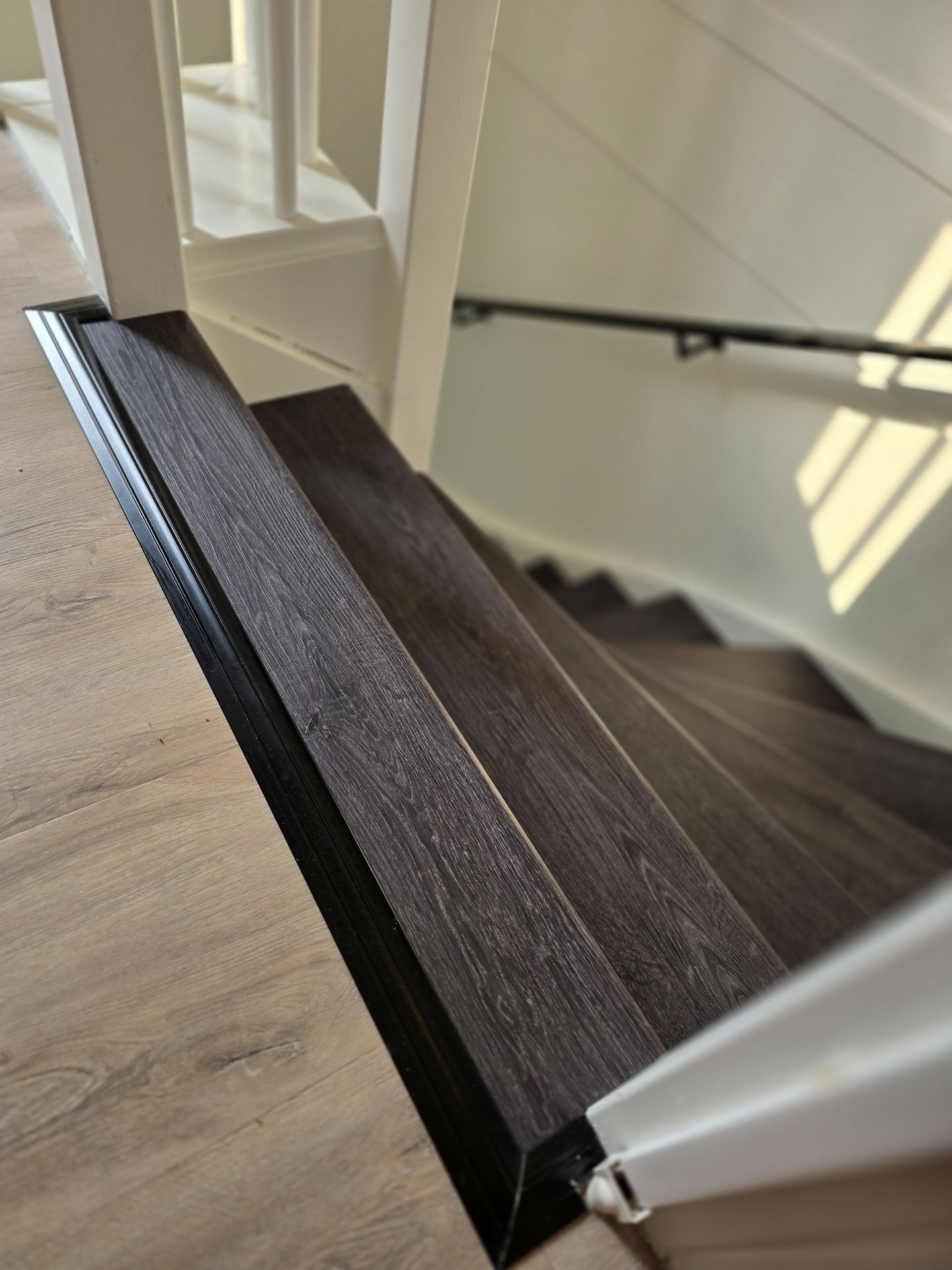 Projectfoto van een trap met houtlook bekleding
