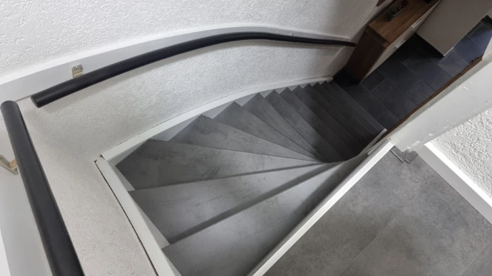 Afgewerkte houten trap na traprenovatie door Trapgenie