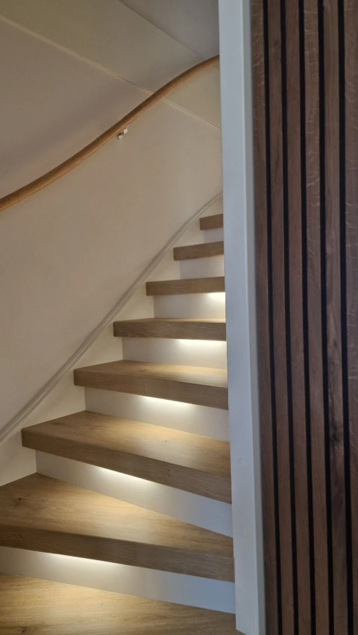 Open trap met overzettreden in een warme houtlook