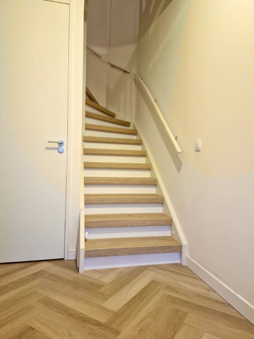 Gerenoveerde trap die aansluit bij de vloer en het interieur