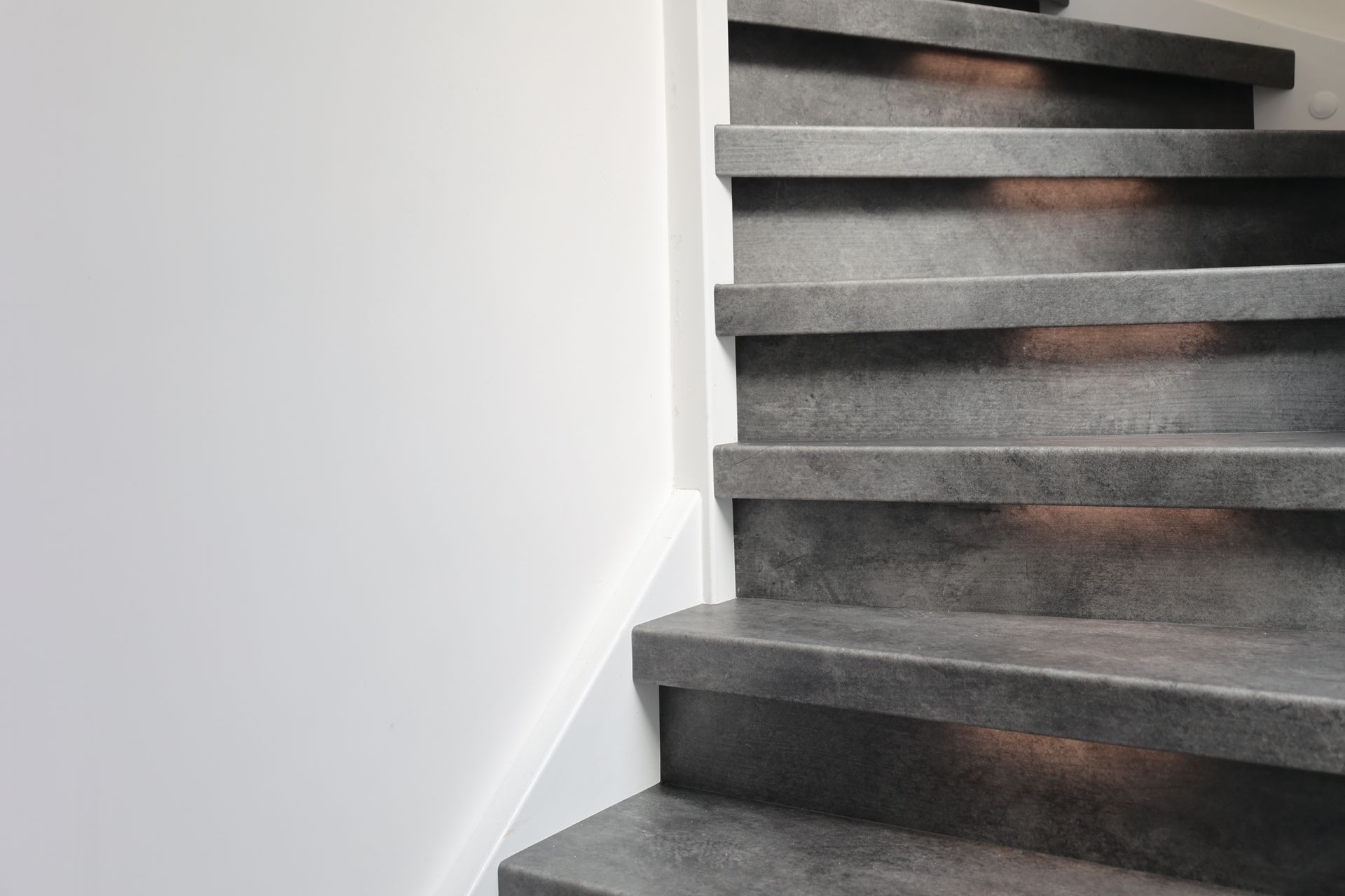 Premium SPC traprenovatie met verlichting onder de treden