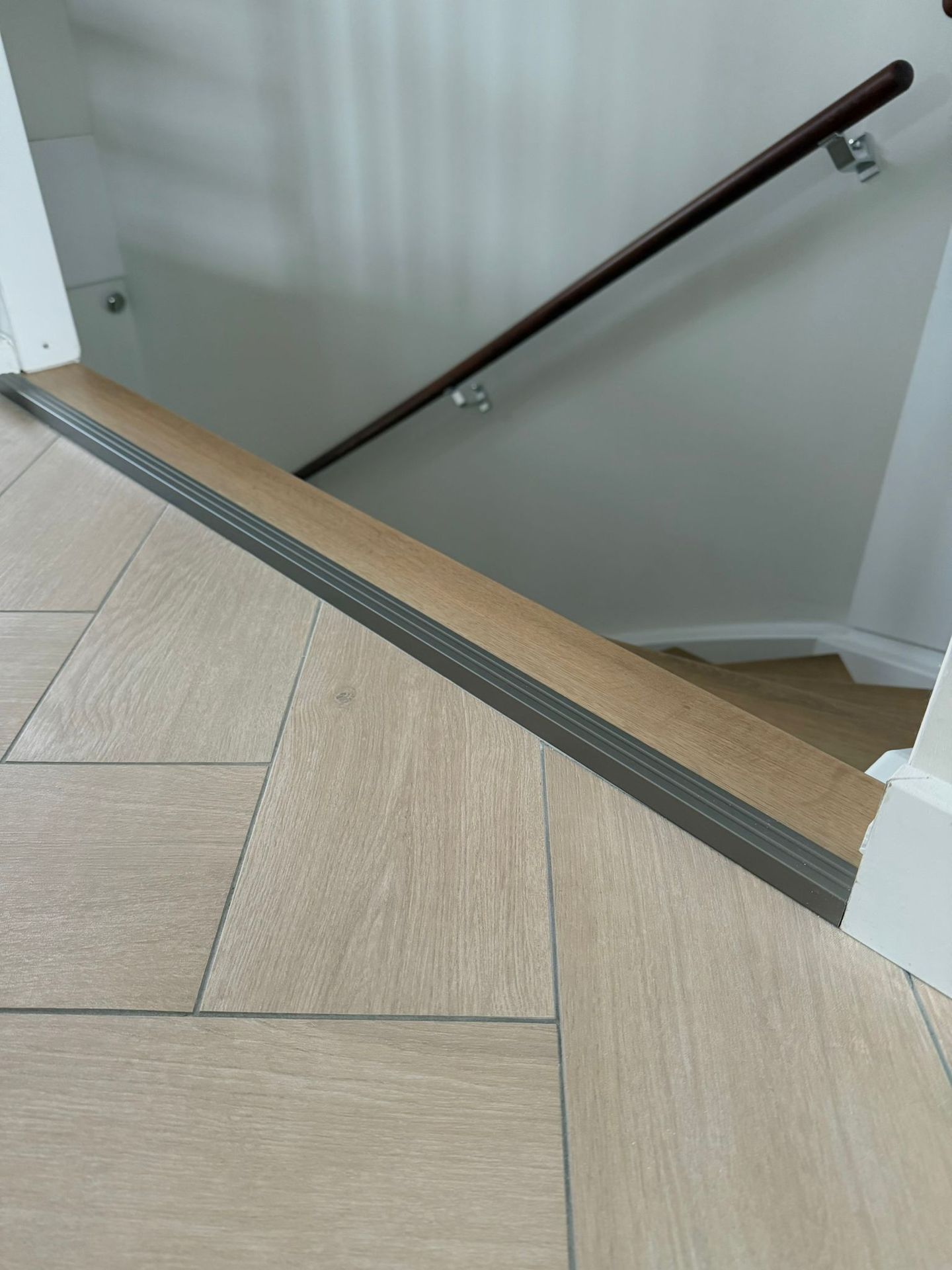 De afwerking van een Premium SPC uitlooptrede bovenaan de trap