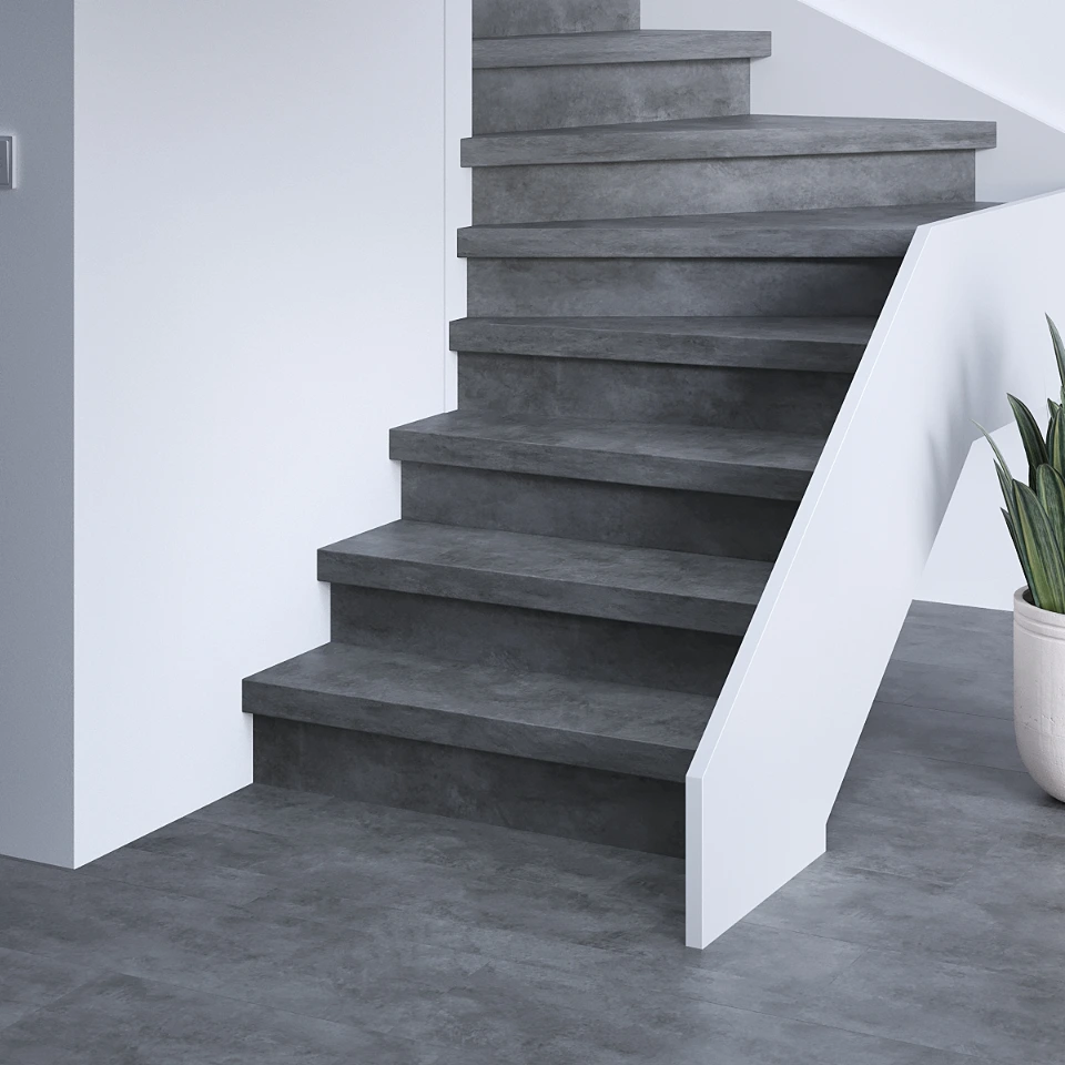 Graphite Premium SPC traprenovatie met stootborden in hetzelfde decor, sfeerimpressie