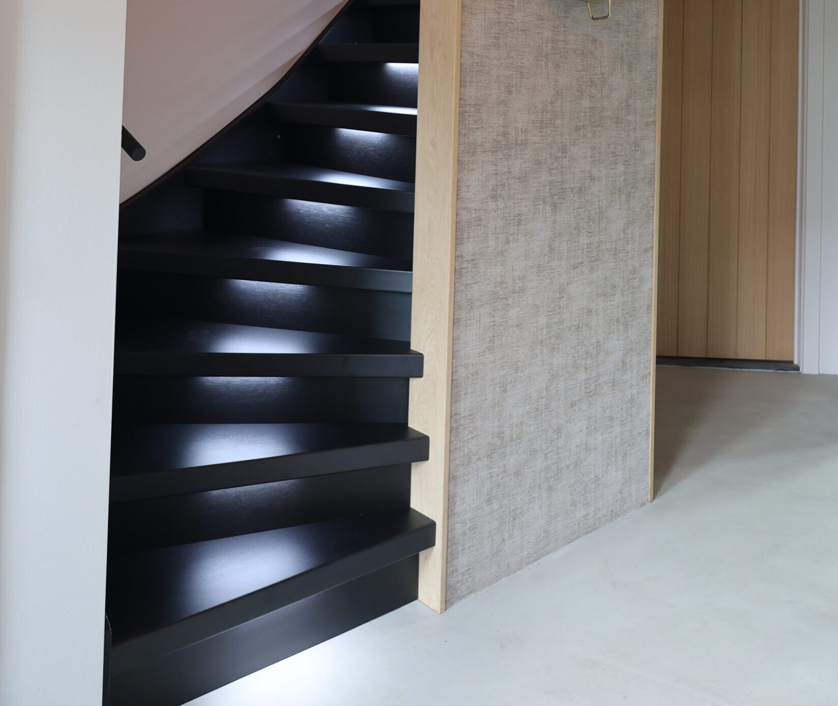 Lange zwarte trap met LED-verlichting in de trede