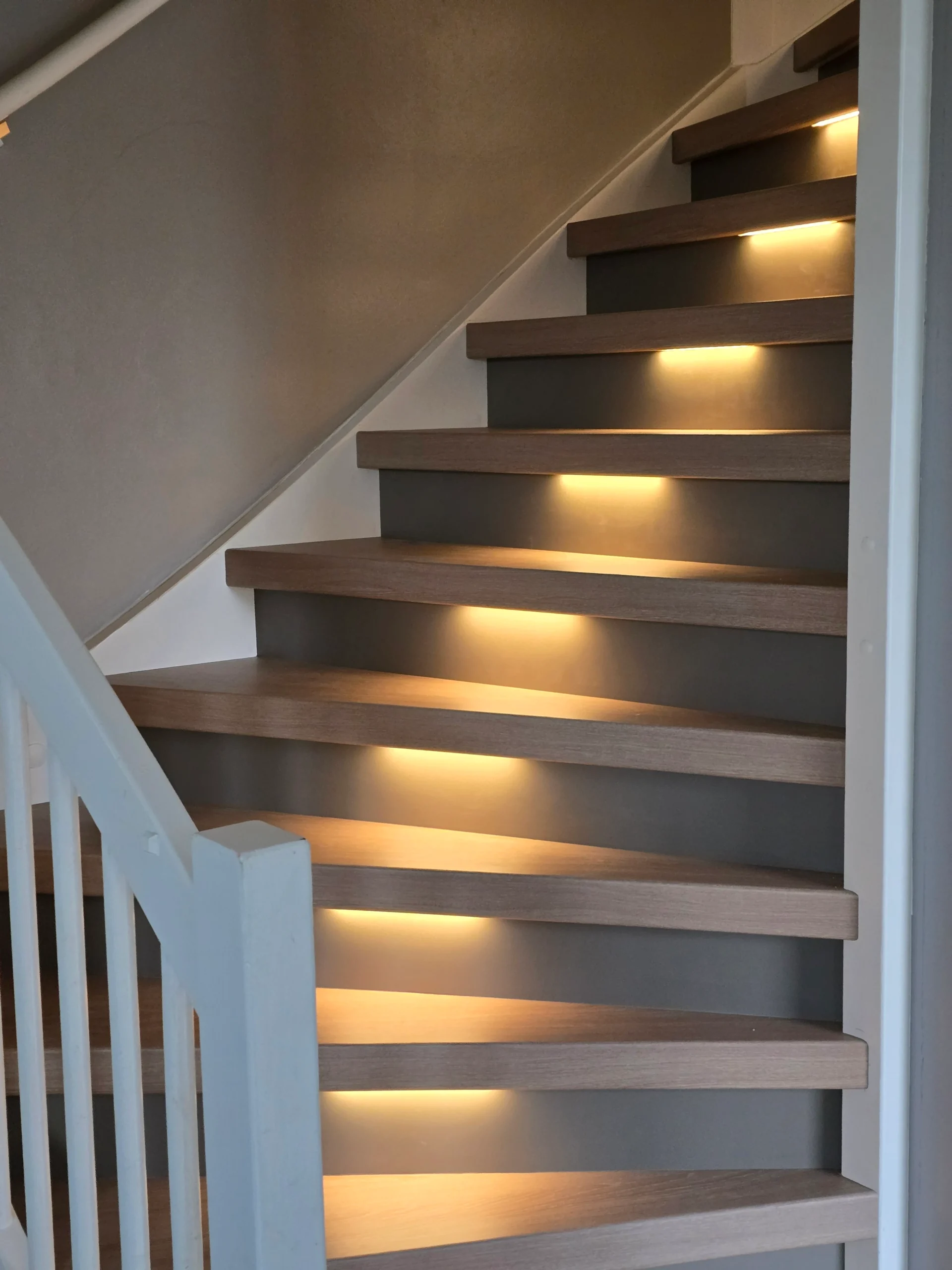 Houten treden met LED-stripverlichting